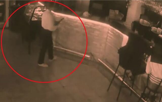 Mesera golpea a hombre que intentó atacarla sexualmente