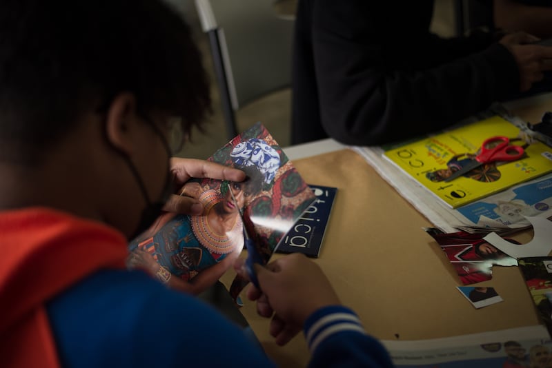 Como parte de los talleres del proyecto de alfabetización mediática Medioscopio en Loíza, una joven aseguró que nunca le habían hablado de racismo en la escuela.