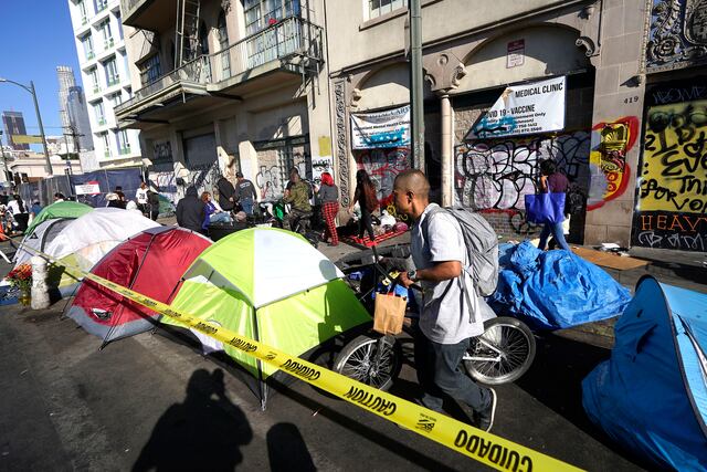Fiscal demanda a capital de California por campamentos de personas sin hogar