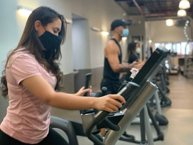 CUÁNDO Y CÓMO DEBE  REINICIAR SUS ENTRENAMIENTOS  DESPUÉS DE TENER COVID-19
