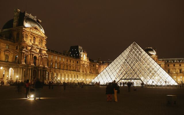 Ordenan evacuación total del museo Louvre en Francia tras recibir amenaza