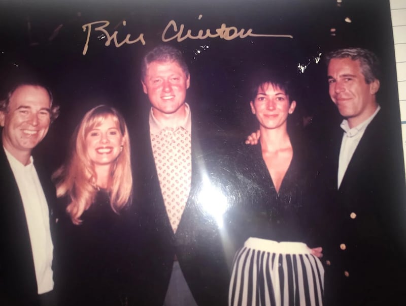 Epstein, Ghislaine Maxwell, el expresidente Bill Clinton y dos personas no identificadas.