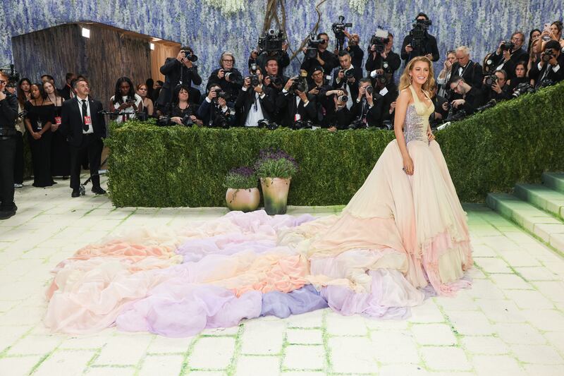 La actriz estadounidense Blake Lively posa en la alfombra roja de la Met Gala 2026, del Museo Metropolitano de Arte, en Nueva York, Estados Unidos, el 4 de mayo de 2026. EFE SARAH YENESEL
