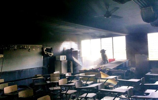 Fuego destruye salón de escuela en Bayamón