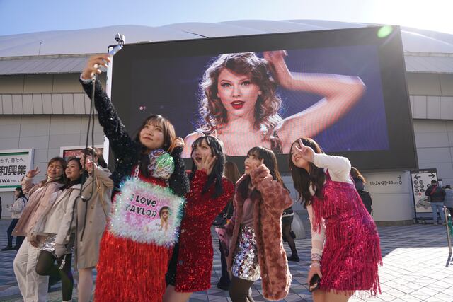 Fanáticas ponen a Taylor Swift en sus oraciones para que llegue a tiempo al Súper Bowl