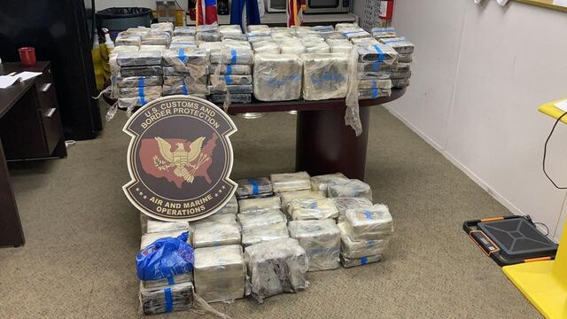 Federales interceptan otra embarcación con 305 kilos de cocaína cerca de Aguadilla