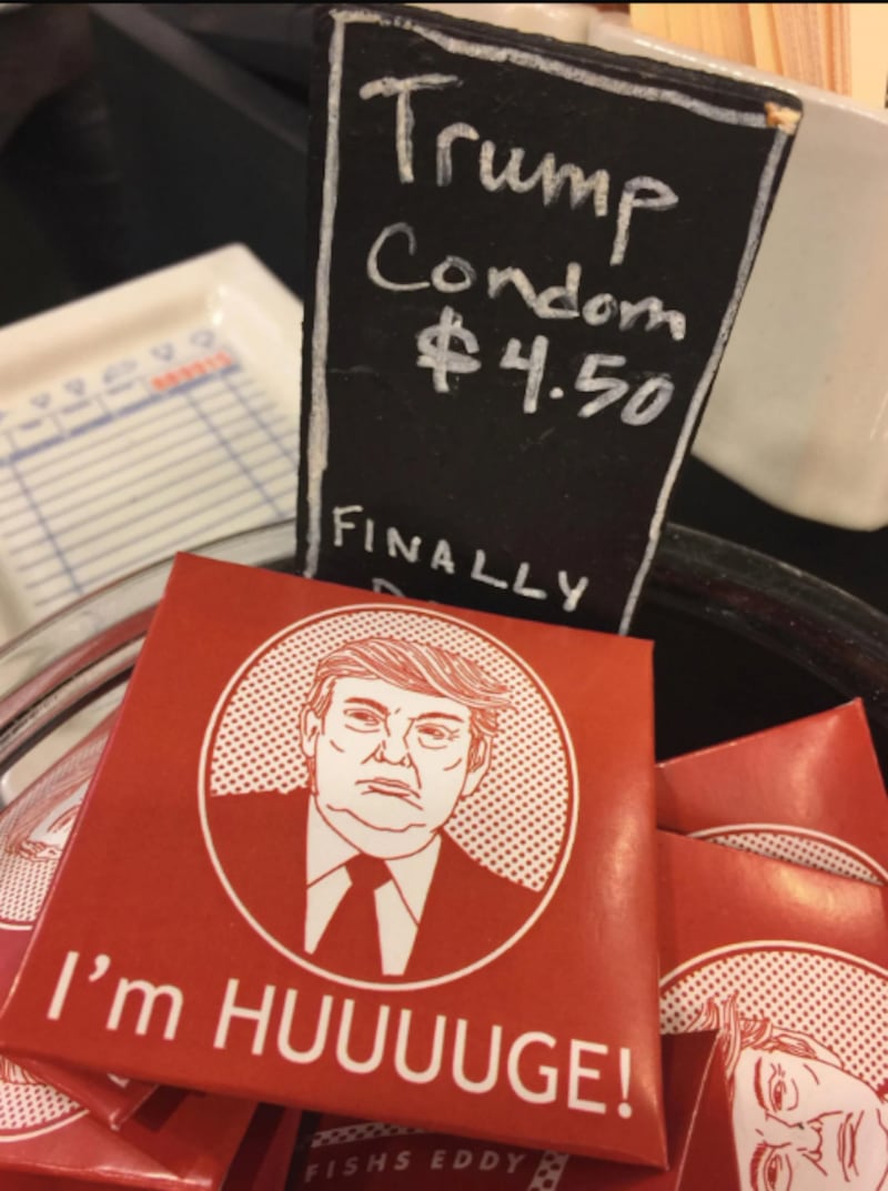 Un condón que presenta una caricatura de la cara de Donald Trump. Demócratas en el Comité de Supervisión
