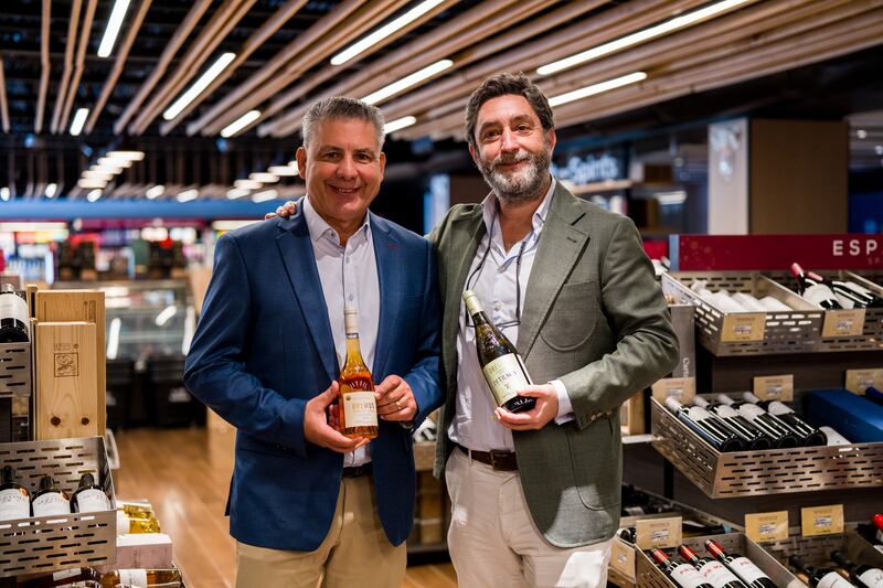 Pedro Alvarado, Wine Specialist de Ballester Hermanos, Inc. junto a Gonzalo Iturriaga, director técnico y enólogo de Bodegas Vega Sicilia.