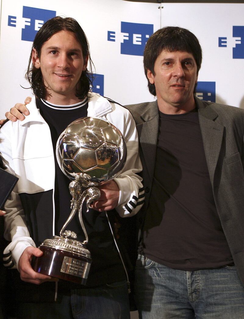 El delantero argentino del F.C Barcelona, Lionel Messi (i) posa para los medios gráficos junto a su padre, Jorge, con el trofeo EFE al mejor futbolista iberoamericano de la temporada 2006-07 de la Liga española. EFE/Andreu Dalmau/rsa