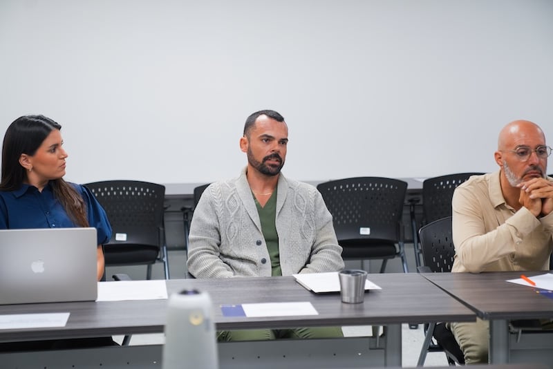 La psiquiatra Paulina Rullán Farinacci, de Pravan Foundation; el psicólogo Pablo Cabral Juan, de SpeakEasy Therapy; y David Melchor, cofundador y director ejecutivo de Pravan Foundation, forman parte del Comité Asesor.
