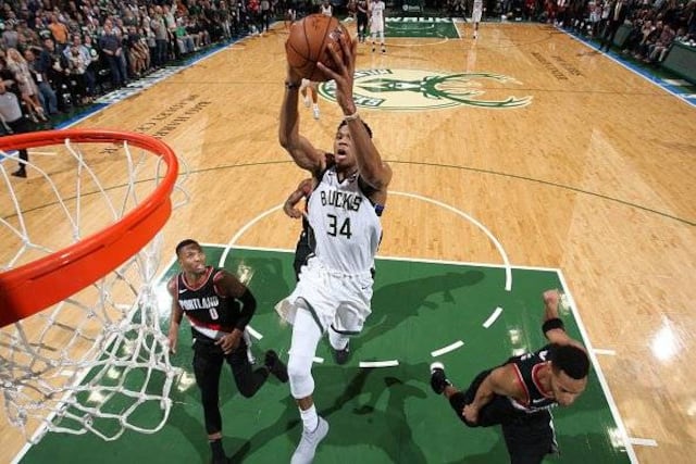 Antetokounmpo muestra su poderío al anotar 44 puntos contra Portland