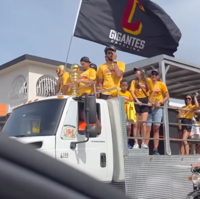 Gigantes de Carolina realizan caravana para celebrar su campeonato