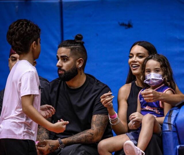 Zuleyka se goza el juego de los Cangrejeros con la nena de Barea