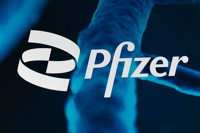 Bajan acciones de Pfizer ante reducción en ventas de vacunas contra COVID-19