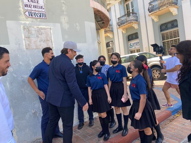 De paseo por San Germán, el actor Benicio del Toro