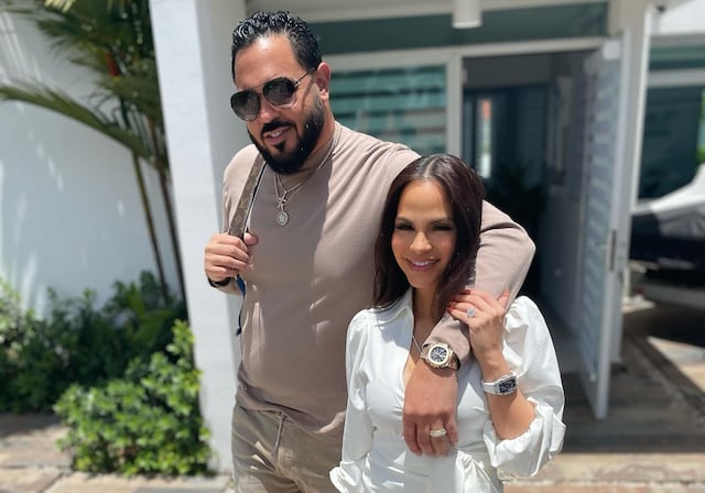 Raphy Pina abraza a su familia luego de un año encarcelado