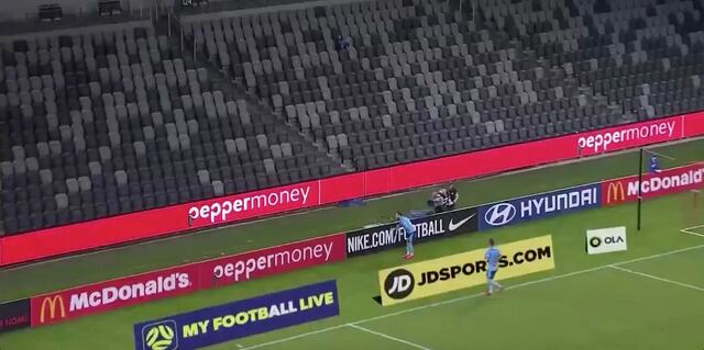 Futbolista anota gol y celebra con las gradas vacías por el coronavirus