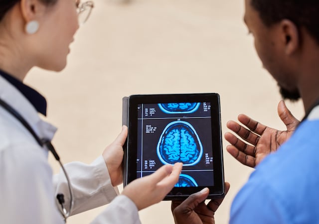 Cerebro pasa por cinco etapas de vida: Adolescencia termina a los 32 años