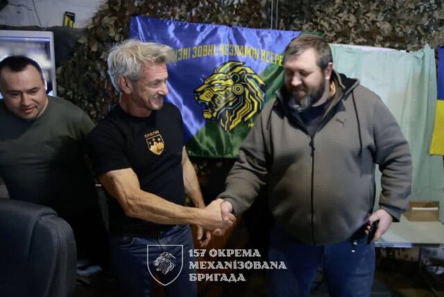 Sean Penn visita el frente en Ucrania junto a exasesor de Volodymyr Zelenskyy