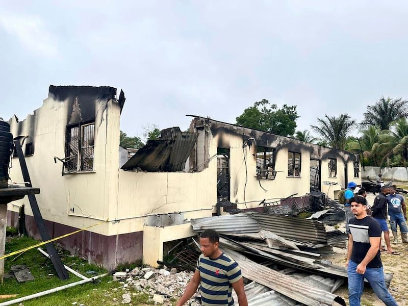 Menor de edad en Guyana provocó incendio en escuela que mató a compañeras de clases
