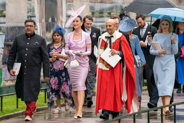 Katy Perry tropieza durante la coronación del rey Carlos III