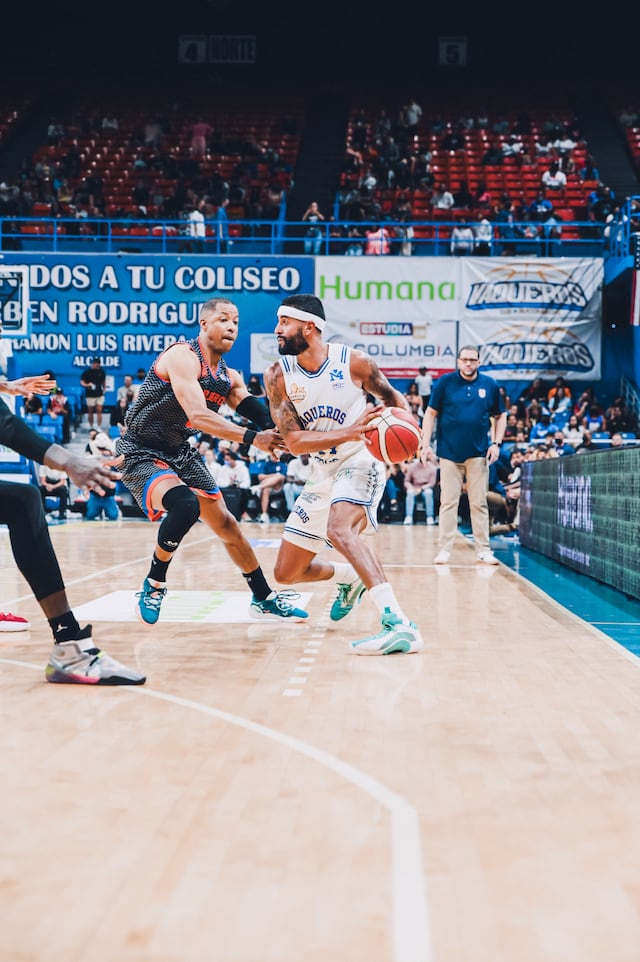 Vaqueros sacan un juegazo ante Santurce
