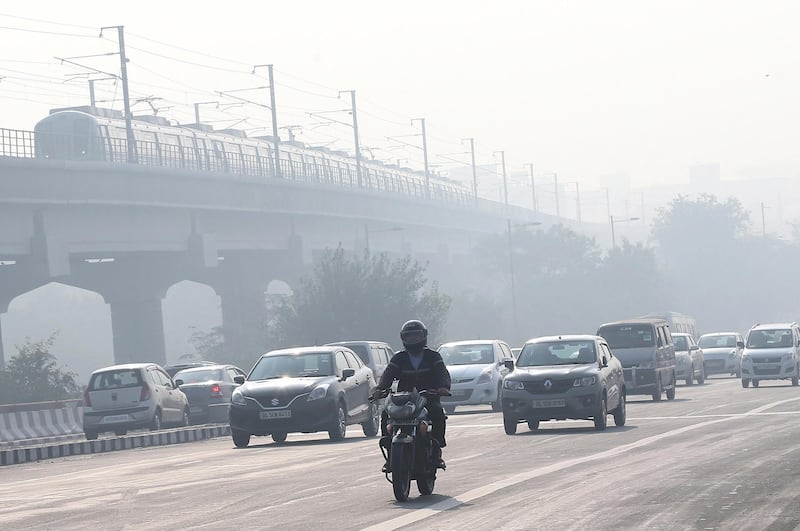 Vehículos circulando por una carretera en Nueva Delhi (India). La calidad del aire se degradó en 2025, en parte por los incendios y el cambio climático. EFE/ Harish Tyagi
