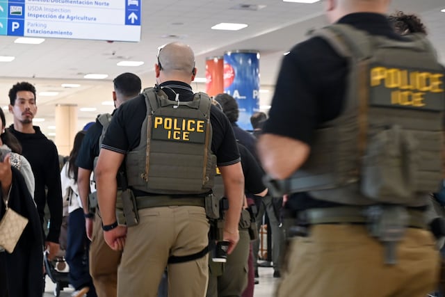 “Tengan los papeles al día”: exhortan ante presencia de ICE en el aeropuerto