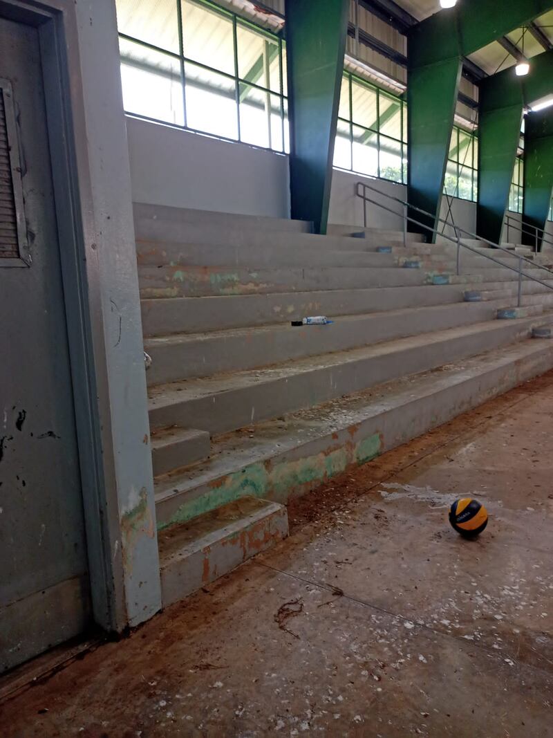 Cancha en pobres condiciones en la Escuela Francisco Oller en Cataño.
