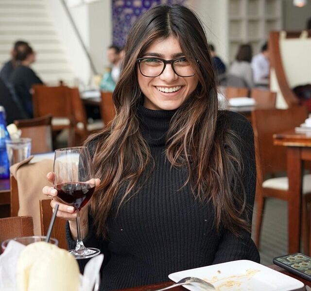 Mia Khalia se "baña en oro" y deja ver sus atributos