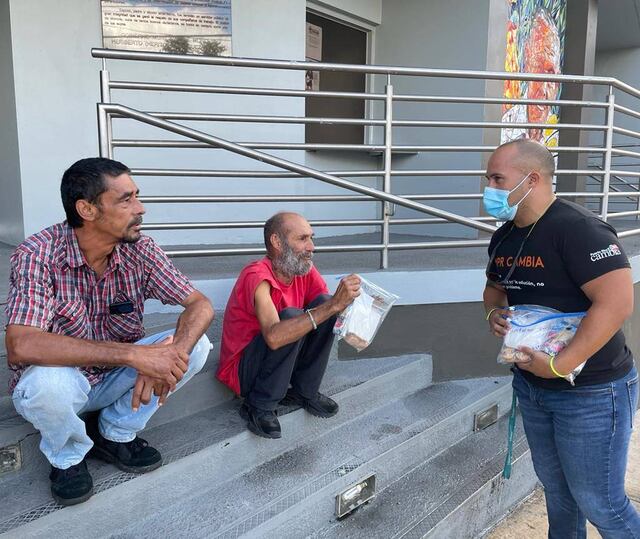 Jóvenes llevan desayuno a personas sin hogar en once municipios