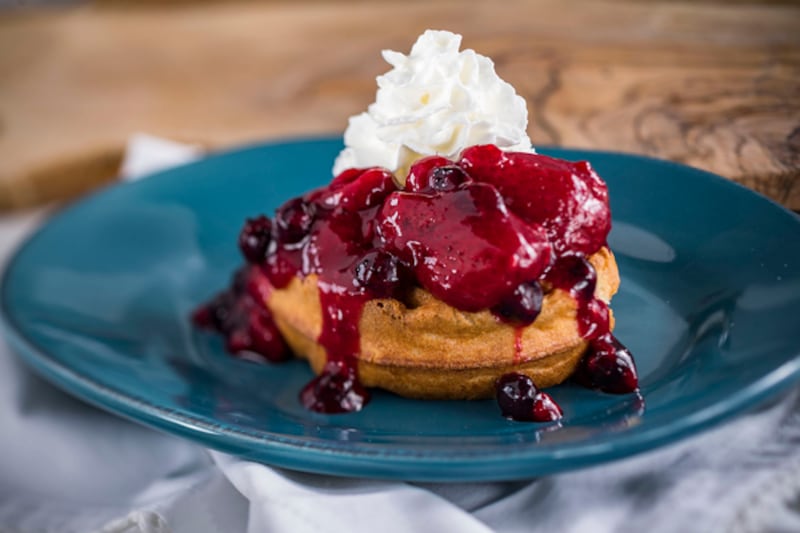 Uno de los postres favoritos con frambuesas y un toque de crema batida. (Disney)