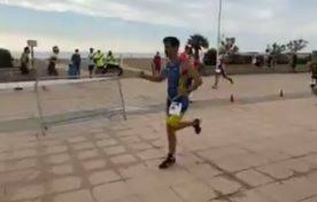 ¿Por confiado? Atleta perdió triatlón a centímetros de la meta