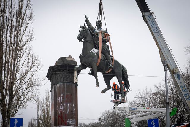 Remueven estatua militar en Kiev
