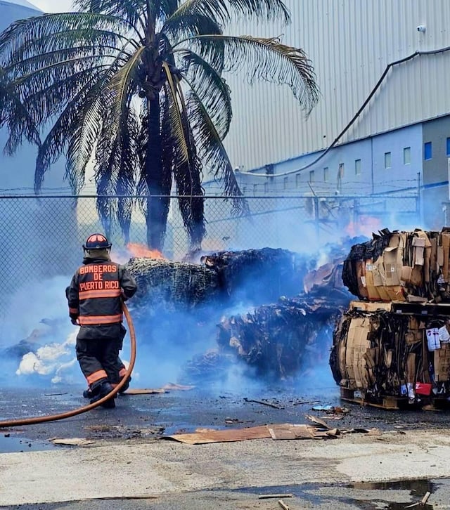 Bomberos controlan incendio en almacén de la Zona de Libre Comercio en Guaynabo
