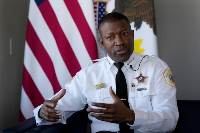 Jefe de la policía de Chicago dice que albergar a migrantes en cuarteles es una carga