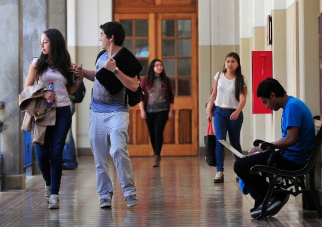 Hispanos se sienten discriminados en universidades de Estados Unidos y contemplan abandonar