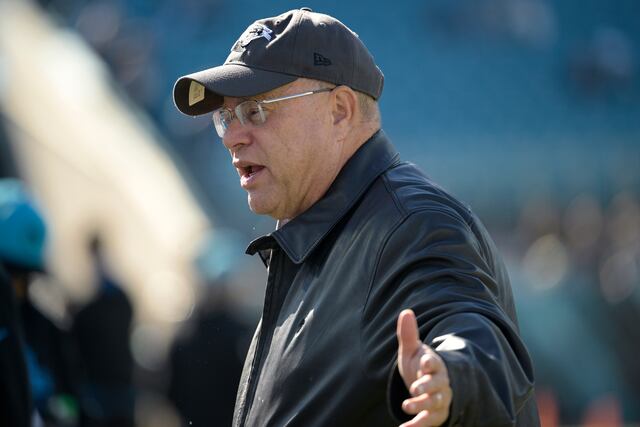 NFL multa a dueño de Panthers por lanzar bebida a fanáticos de Jaguars