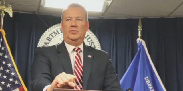 Juez de Minnesota cita a declarar al director interino del ICE ante un posible delito de desacato