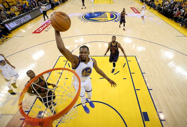 Durant y Curry guían a Warriors ante Cavaliers