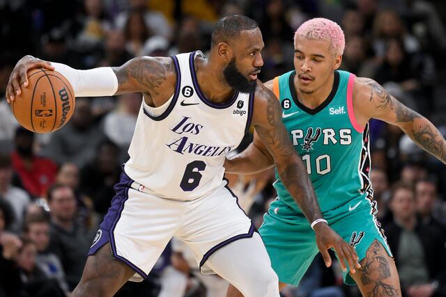 Lakers se imponen 105-94 ante Spurs tras el regreso de LeBron James