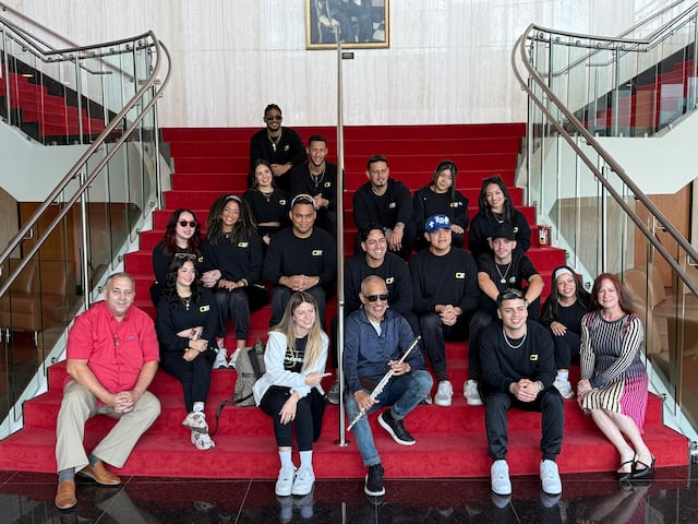 Participantes de “Objetivo Fama 2025” visitan ensayo de la Orquesta Sinfónica de Puerto Rico