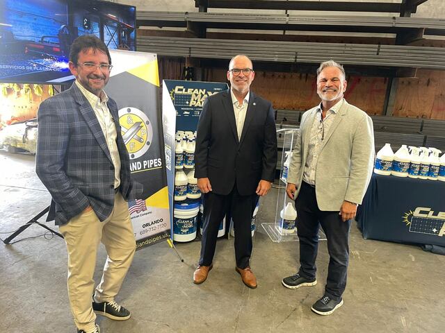 Empresa puertorriqueña llega a la Florida y exporta primer producto manufacturado en la isla para la limpieza de paneles solares