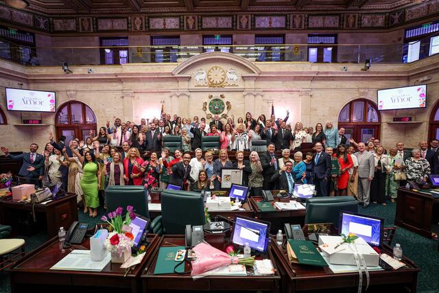 Rinden homenaje a 50 madres en la Cámara; entre ellas primeras damas municipales
