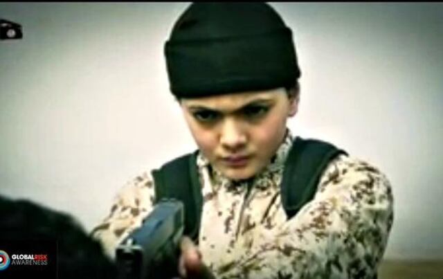 Niños reconocen a compañero de escuela como verdugo de ISIS