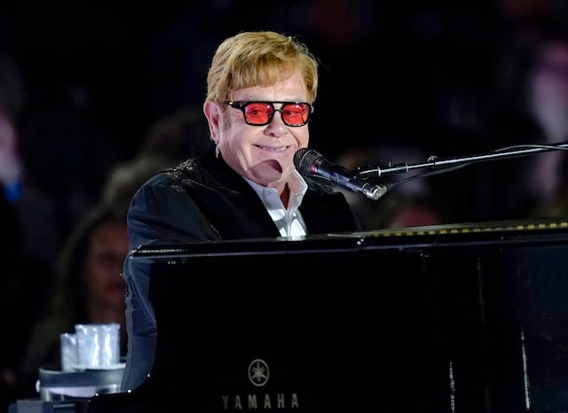 Elton John alcanza la categoría “EGOT” tras ganarse un Emmy