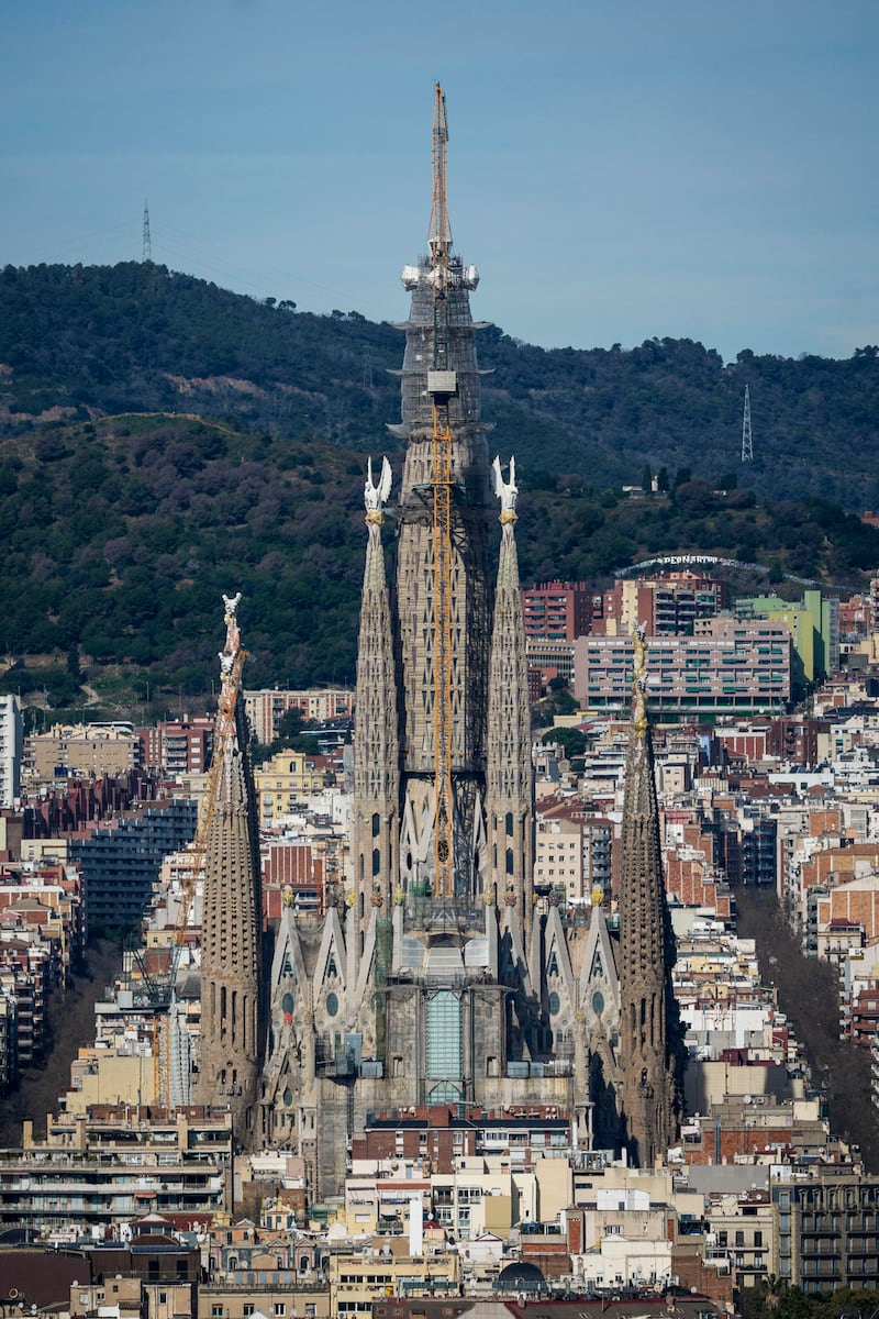 La construcción proyectada por el arquitecto Antoni Gaudí en el siglo XIX ha alcanzado su punto más alto. EFE/Enric Fontcuberta