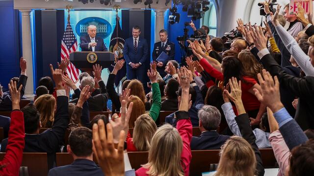 Trump dice que no le preocupa cometer crímenes de guerra y amenaza con destruir Irán si no abre Ormuz