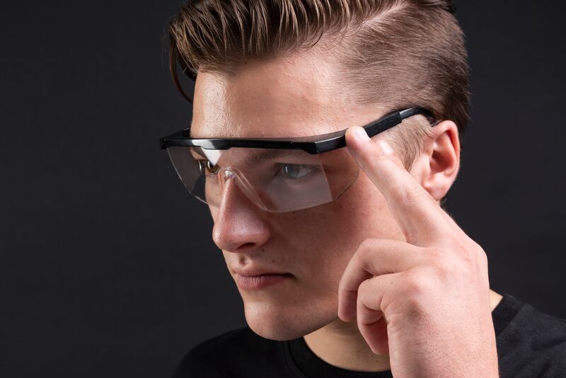 Tomar fotografías sin utilizar las manos, escuchar música, recibir indicaciones mientras caminamos o consultar información sin sacar el teléfono del bolsillo son algunas de las posibilidades que ofrecen los lentes inteligentes. Foto: Magnific.