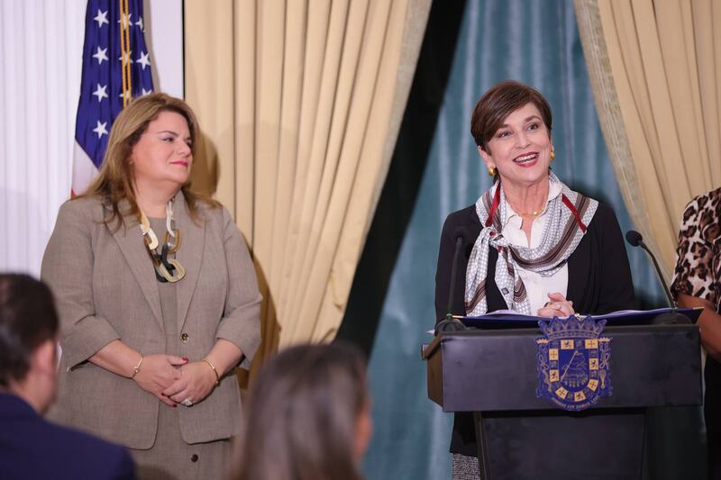 La gobernadora Jenniffer González Colón y Zayira Jordán Conde, presidenta de la UPR. Foto de archivo.